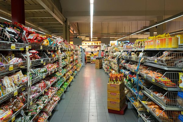 Comment les épiceries locales peuvent-elles rivaliser avec les grandes chaînes tout en promouvant des produits durables ?