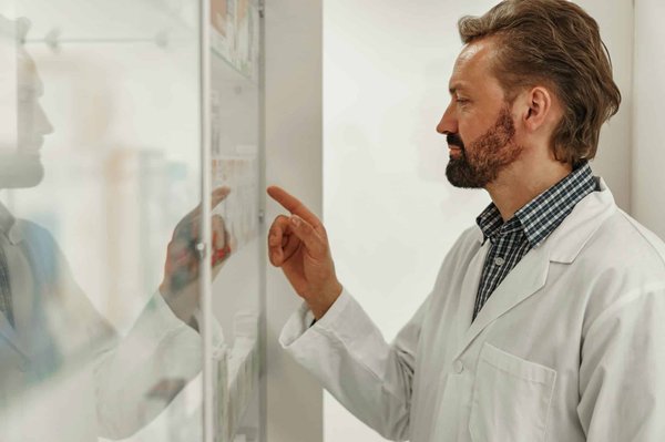 Comment faire pour trouver la pharmacie de garde la plus proche lorsqu'on a besoin de médicaments en urgence ?